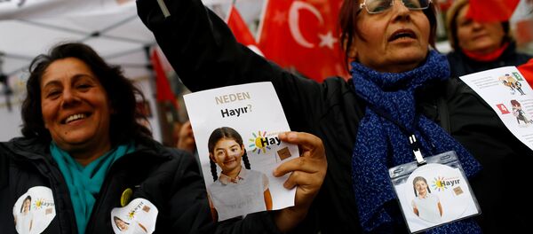 Rererandumda 'Hayır' destekçileri Rererandumda 'Hayır' destekçileri - Sputnik Türkiye