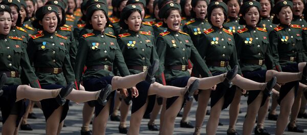 Kuzey Kore'nin kurucusu Kim İl-Sung'un 105.doğumgünü nedeniyle yapılan geçit törenindeki askerler - Sputnik Türkiye