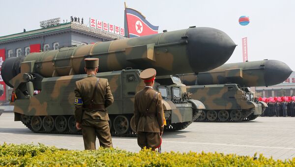 Kuzey Kore'deki askeri geçit töreninde füzeler de sergilendi - Sputnik Türkiye