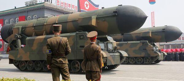 Kuzey Kore'deki askeri geçit töreninde füzeler de sergilendi Kuzey Kore'deki askeri geçit töreninde füzeler de sergilendi - Sputnik Türkiye