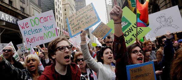 ABD'de ulusal vergi gününde eytlemciler Trump'ı protesto etti - Sputnik Türkiye