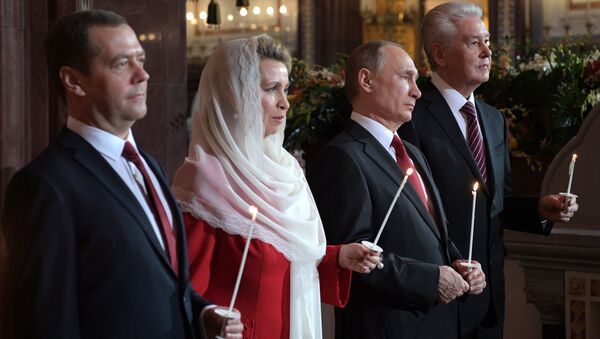 Rusya Devlet Başkanı Vladimir Putin, Başbakan Dmitri Medvedev ve eşi Svetlana Medvedev - Sputnik Türkiye