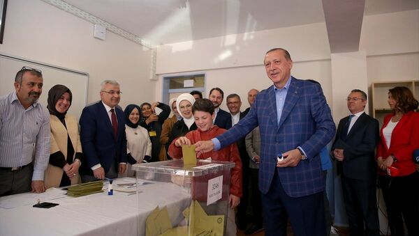 Cumhurbaşkanı Recep Tayyip Erdoğan oy kullanırken - Sputnik Türkiye