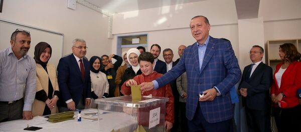 Cumhurbaşkanı Recep Tayyip Erdoğan oy kullanırken - Sputnik Türkiye