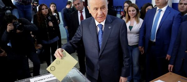 MHP Genel Başkanı Devlet Bahçeli, oyunu Anıttepe Ortaokulu'nda kullandı. - Sputnik Türkiye