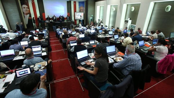 CHP'de, halk oylaması sonuçları Parti Meclisi (PM) salonunda oluşturulan Seçim Takip Merkezinden takip edildi. - Sputnik Türkiye