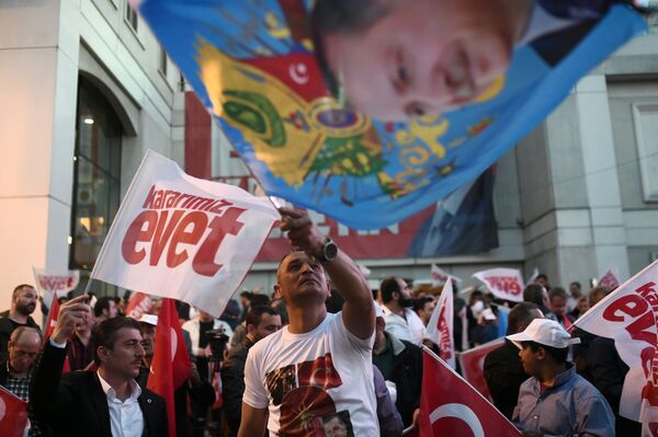 Alanda toplanan vatandaşlar, halk oylaması sürecinde parti tarafından meydanlarda çalınan şarkılar eşliğinde kutlama yapıyor. - Sputnik Türkiye