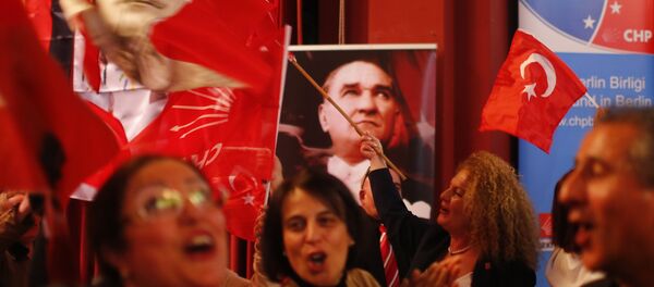 Almanya'da yaşayan Türkiye vatandaşı CHP'liler, seçim sonuçlarını parti temsilciliğinde takip etti - Sputnik Türkiye