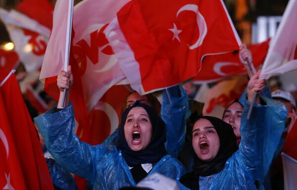 Türk bayrakları, AK Parti ve üzerinde evet yazan bayraklarla AK Parti binaları önüne gelen vatandaşlar, henüz resmi olmayan halk oylaması sonuçlarını kutluyor. - Sputnik Türkiye