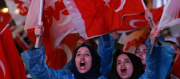 Referandumda 'Evet' kampanyasına destek verenler, Ankara'daki AK Parti Genel Merkezi'nde kutlamalara başladı. - Sputnik Türkiye