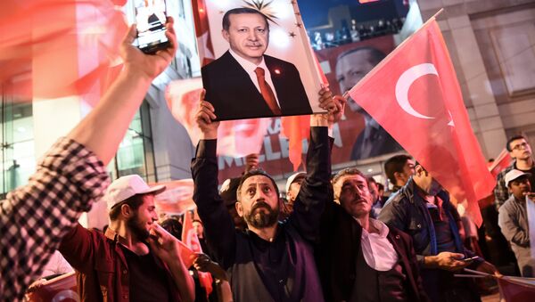 Referandumda 'Evet' kampanyasına destek verenler, AK Parti İstanbul İl Başkanlığı önünde kutlamalara başladı - Sputnik Türkiye