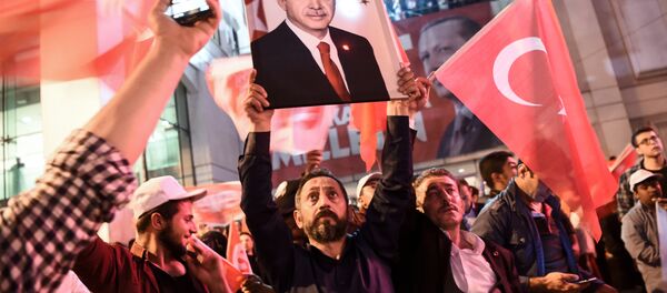 Referandumda 'Evet' kampanyasına destek verenler, AK Parti İstanbul İl Başkanlığı önünde kutlamalara başladı - Sputnik Türkiye