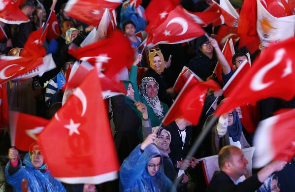 Referandumda 'Evet' kampanyasına destek verenler, Ankara'daki AK Parti Genel Merkezi'nde kutlamalara başladı. - Sputnik Türkiye