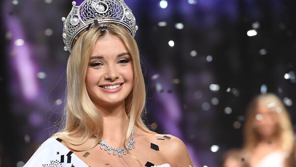 Rusya’nın Sverdlovsk bölgesinden 21 yaşındaki Polina Popova, Miss Russia 2017 (Rusya Güzeli) yarışmasında tacın sahibi oldu. - Sputnik Türkiye