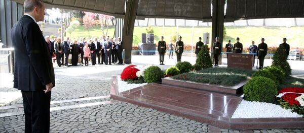 Cumhurbaşkanı Recep Tayyip Erdoğan, 8. Cumhurbaşkanı Turgut Özal'ın kabrini ziyaret etti. - Sputnik Türkiye