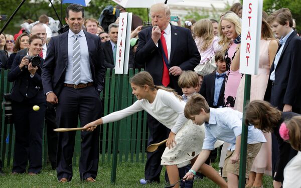 Beyaz Saray’ın en fazla misafir ağırladığı gün olan Paskalya kutlamaları sırasında Trump’ın oyun oynayan çocuklara hakemlik yaptığı anlarda kameralara yansıdı. - Sputnik Türkiye