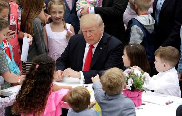 Trump, eşi Melania ve oğlu Barron’la birlikte, çocuklarla birlikte Paskalya tebriği için kart da hazırladı. - Sputnik Türkiye