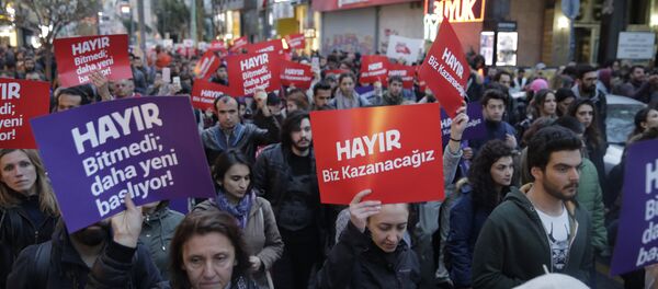 Kadıköy'de çok sayıda kişi referandumun ardından protesto gösterisi düzenliyor - Sputnik Türkiye
