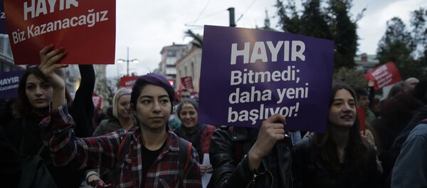 Kadıköy'de çok sayıda kişi referandumun ardından protesto gösterisi düzenliyor - Sputnik Türkiye