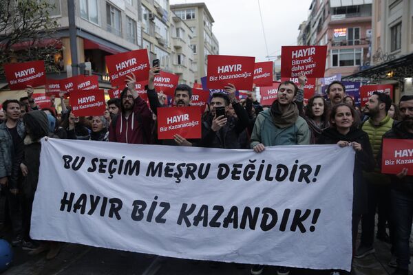 Kadıköy'de çok sayıda kişi referandumun ardından protesto gösterisi düzenliyor - Sputnik Türkiye
