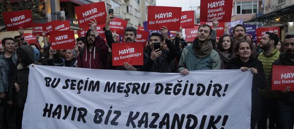 Kadıköy'de çok sayıda kişi referandumun ardından protesto gösterisi düzenliyor - Sputnik Türkiye