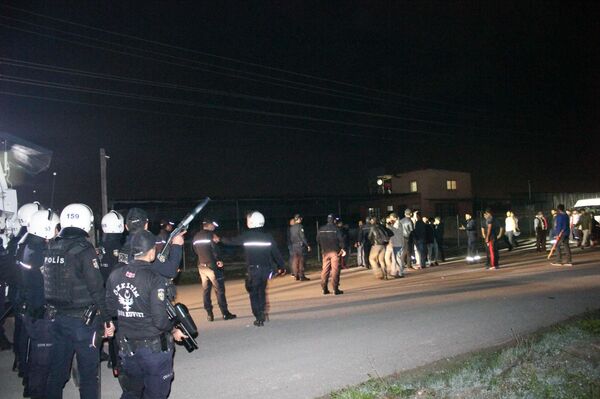 Mahalleye çok sayıda polis, TOMA ve zırhlı araç sevkedildi - Sputnik Türkiye