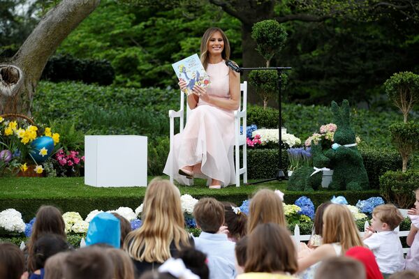 ​Eşi Paskalya oyunları oynayan çocuklara hakemlik yapan Melania Trump, Beyaz Saray’ı dolduran küçük misafirlerine masal okudu. - Sputnik Türkiye