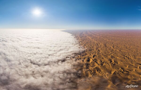 Afrika’nın güneybatısındaki Namib Çölü üzerine çökmüş sis. - Sputnik Türkiye