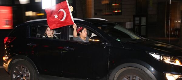 Almanya'da halk oylamasının ardından kutlama yapan Türk vatandaşları - Sputnik Türkiye