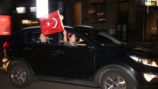 Almanya'da halk oylamasının ardından kutlama yapan Türk vatandaşları - Sputnik Türkiye