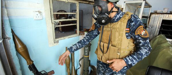 Musul'da bir Iraklı asker gaz maskesi takıyor Musul'da bir Iraklı asker gaz maskesi takıyor - Sputnik Türkiye