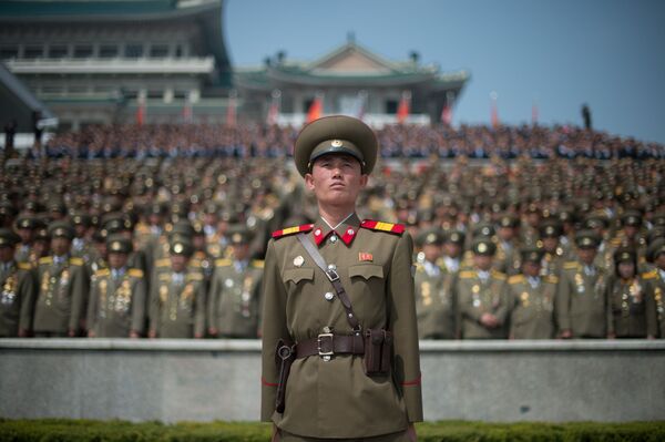 Pyongyang’daki resmi geçide katılan askerler. - Sputnik Türkiye