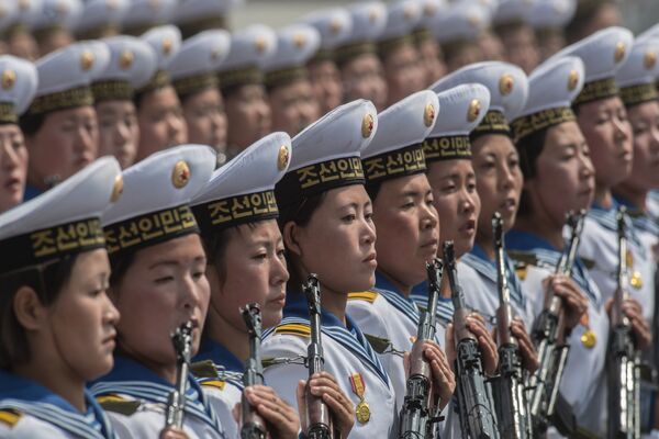 Pyongyang’daki resmi geçide katılan askerler. - Sputnik Türkiye
