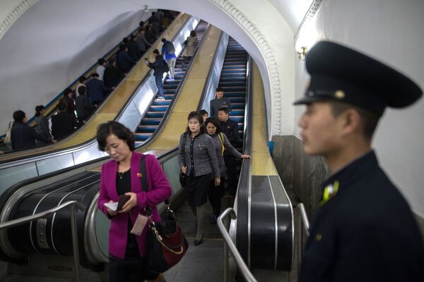 Kuzey Kore'nin başkenti Pyongyang metrosu - Sputnik Türkiye