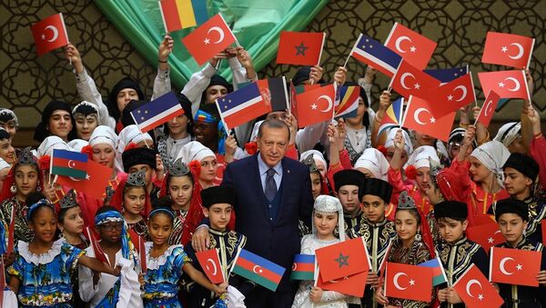 Cumhurbaşkanı Recep Tayyip Erdoğan, Cumhurbaşkanlığı Külliyesi'nde 39. TRT Uluslararası 23 Nisan Çocuk Şenliği’ne katılan çocukları kabul etti - Sputnik Türkiye