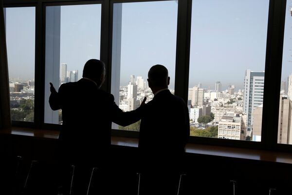 Lieberman, toplantı öncesinde Mattis'e, Tel Aviv'deki Savunma Bakanlığı binasının manzarasını gösterdi. - Sputnik Türkiye