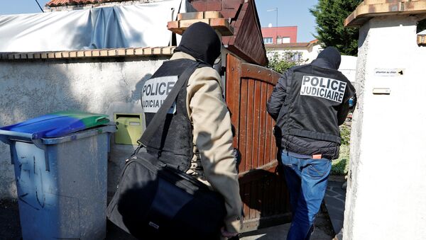 Fransız polisi bir polisi öldüren, iki polisi yaralayan saldırganın evine baskın yaptı - Sputnik Türkiye