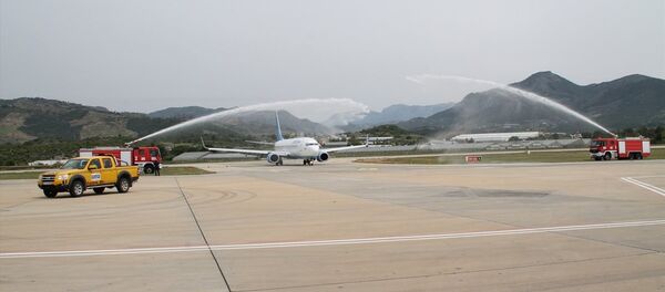 Havalimanına iniş yapan Boeing 737/800 tipi uçak, geleneksel havacılık seremonisi su takı ile karşılandı - Sputnik Türkiye