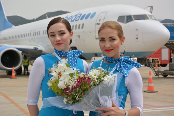 Uçaktan inen Rus yolculara, karanfil, çilek, Rusça tanıtım materyalleri ve çeşitli hediyeler verildi - Sputnik Türkiye