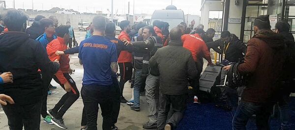 Başakşehirli futbolcu ve kulüp çalışanları muhabir Kutlu'ya saldırdı - Sputnik Türkiye