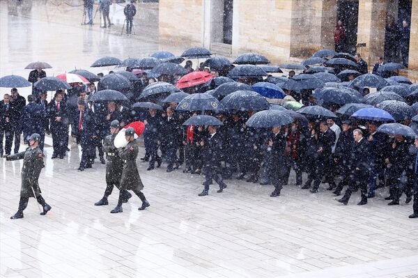 TBMM Başkanvekili Ahmet Aydın başkanlığındaki devlet erkanı, 23 Nisan Ulusal Egemenlik ve Çocuk Baramı dolayısıyla Anıtkabir'i ziyaret etti. Anıtkabir'de düzenlenen törene, Aydın'ın yanı sıra Başbakan Binali Yıldırım, CHP Genel Başkanı Kemal Kılıçdaroğlu, MHP Genel Başkanı Devlet Bahçeli, başbakan yardımcıları, bakanlar, TBMM Başkanlık Divanı üyeleri ve milletvekilleri katıldı. - Sputnik Türkiye
