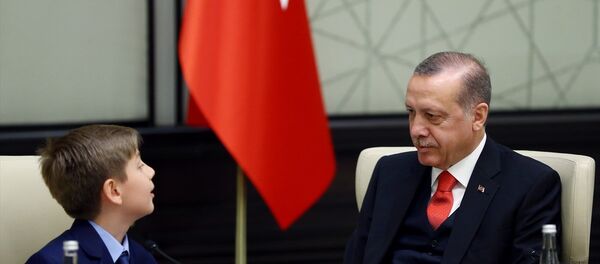 Cumhurbaşkanı Recep Tayyip Erdoğan ve 10 yaşındaki Yiğit Türk - 23 Nisan - Sputnik Türkiye