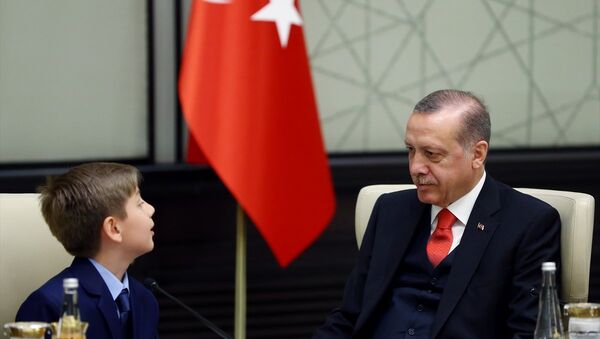 Cumhurbaşkanı Recep Tayyip Erdoğan ve 10 yaşındaki Yiğit Türk - 23 Nisan - Sputnik Türkiye