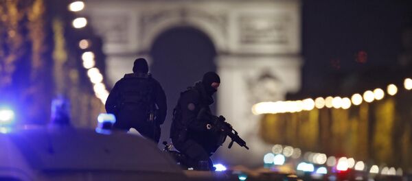 Fransa'nın başkenti Paris'in Champs Elysees Caddesi'ne silahlı saldırı sonrası devriye yapan polisler - Sputnik Türkiye