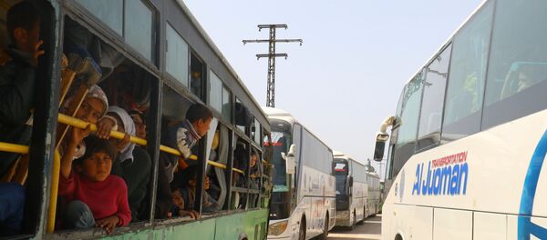 Suriye'de muhalif grupların kontrolündeki bölgeden tahliye edilen siviller Suriye'de muhalif grupların kontrolündeki bölgeden tahliye edilen siviller - Sputnik Türkiye