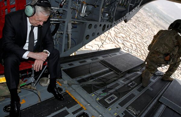 Bu arada James Mattis, ABD savunma bakanı olarak ilk kez Afganistan'da.  - Sputnik Türkiye