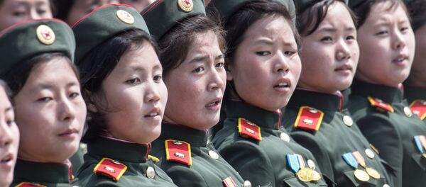 Kuzey Koreli kadın askerler - Sputnik Türkiye