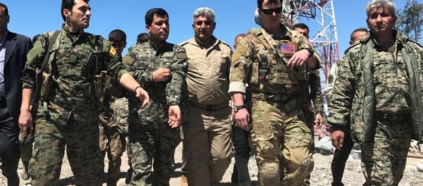 ABD'li komutan, YPG mensuplarıyla vurulan bölgede inceleme yapıyor - Sputnik Türkiye