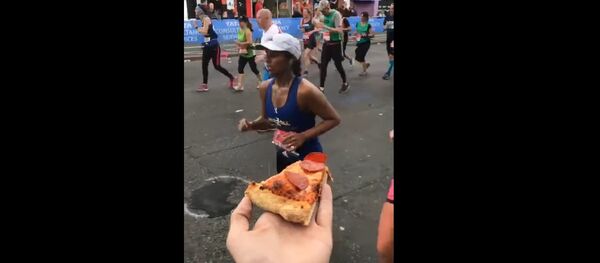 Maraton koşucusu, pizza teklifini geri çeviremedi - Sputnik Türkiye
