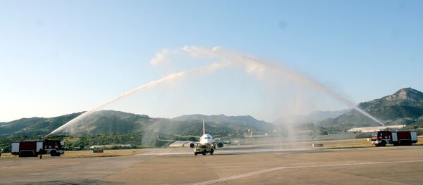 Rusya’dan gelen ilk charter uçak su takı ile karşılandı - Sputnik Türkiye